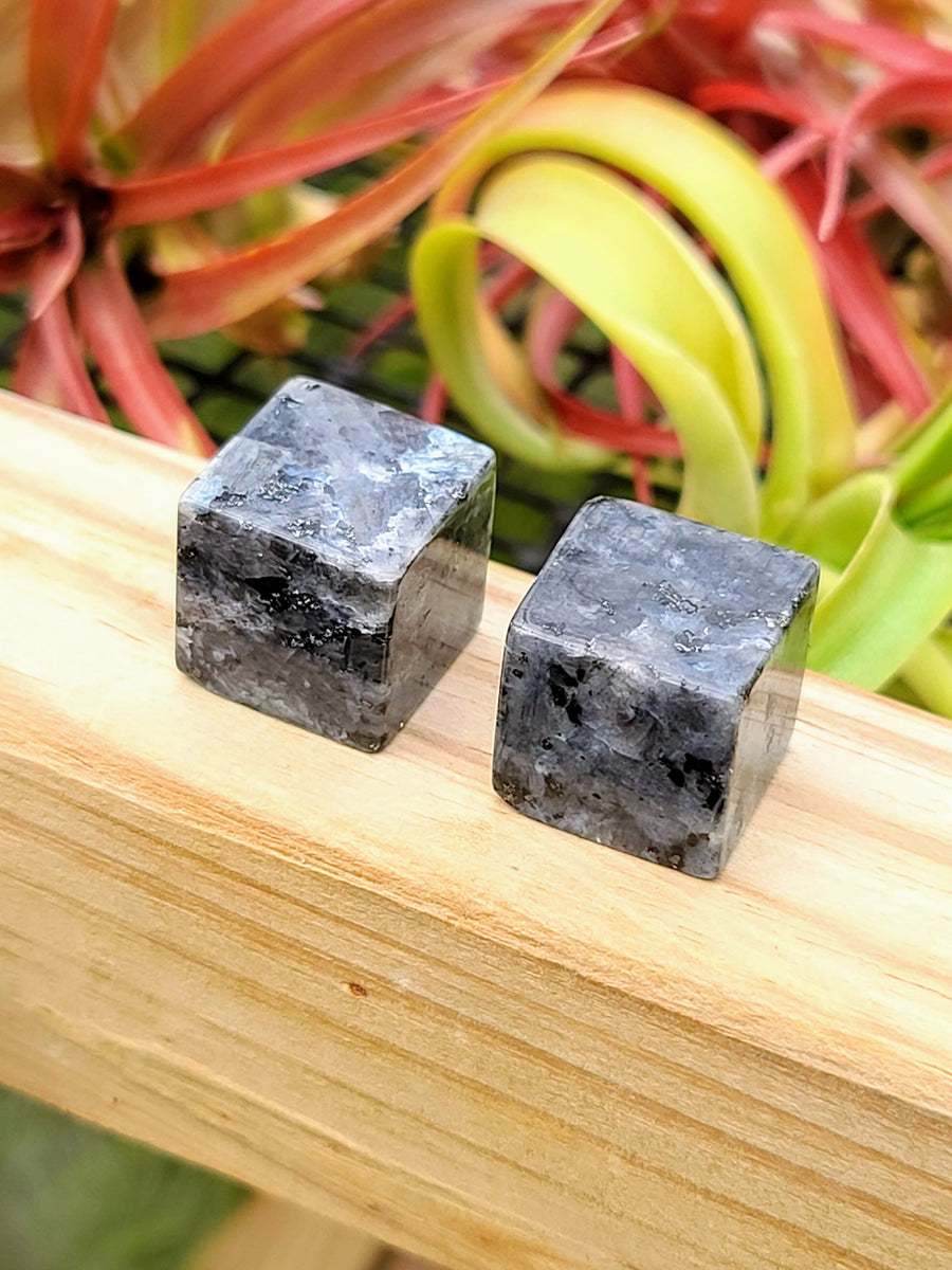 Larvakite Cube